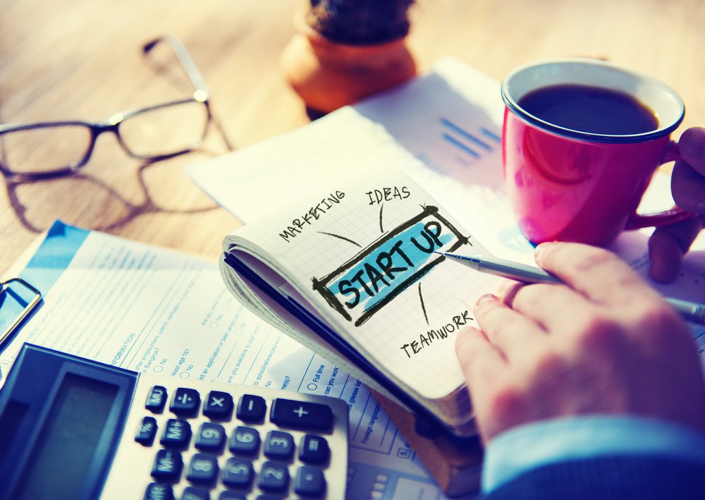 Há inúmeras formas de inovar; seu negócio ou startup pode estar criando um mercado absolutamente novo ou melhorando algo que já existe. Talvez um misto dos dois, inventando uma forma completamente nova de vender algo que já existia; seja como for, a inovação é a alma do processo empreendedor que pode gerar escala; dois tipos de inovações são fundamentais para dar fôlego ao seu negócio: uma é a incremental, que foca em fazer pequenas melhorias para processos, produtos e serviços que já existem, e outra é a disruptiva, derivada da inovação radical que é o processo de criar algo completamente novo (Foto: Leonardo Lucena) Há inúmeras formas de inovar; seu negócio ou startup pode estar criando um mercado absolutamente novo ou melhorando algo que já existe. Talvez um misto dos dois, inventando uma forma completamente nova de vender algo que já existia; seja como for, a inovação é a alma do processo empreendedor que pode gerar escala; dois tipos de inovações são fundamentais para dar fôlego ao seu negócio: uma é a incremental, que foca em fazer pequenas melhorias para processos, produtos e serviços que já existem, e outra é a disruptiva, derivada da inovação radical que é o processo de criar algo completamente novo