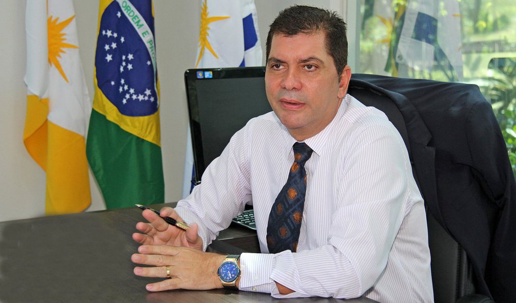 O prefeito de Palmas, Carlos Amashta (PSB) confessou ter abrigado o PSDB para a sua chapa, mas não garantiu uma possível vaga de vice-prefeito à legenda tucana. Após criticar a pré-campanha ao Paço da vice-governadora Cláudia Lélis (PV), quem acusa de estar usando a máquina pública, o chefe do executivo prevê que, na corrida eleitoral, será ele contra “todos querendo derrotá-lo”; "Por um simples motivo, eu tenho representado o fim de uma era. As atitudes, o respeito a coisa pública, a maneira como a gente está gerindo a prefeitura é um incômodo para a maioria dos políticos" (Foto: Leonardo Lucena) O prefeito de Palmas, Carlos Amashta (PSB) confessou ter abrigado o PSDB para a sua chapa, mas não garantiu uma possível vaga de vice-prefeito à legenda tucana. Após criticar a pré-campanha ao Paço da vice-governadora Cláudia Lélis (PV), quem acusa de estar usando a máquina pública, o chefe do executivo prevê que, na corrida eleitoral, será ele contra “todos querendo derrotá-lo”; "Por um simples motivo, eu tenho representado o fim de uma era. As atitudes, o respeito a coisa pública, a maneira como a gente está gerindo a prefeitura é um incômodo para a maioria dos políticos"