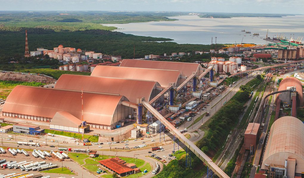 O Porto do Itaqui bateu recorde histórico com 20 milhões de toneladas de carga movimentada até esta terça-feira (24). Em todo o ano de 2014 as operações chegaram a 18,02 milhões de toneladas; o resultado é fruto de melhorias operacionais e da elevação na exportação de grãos, manganês, celulose, dentre outras cargas (Foto: Leonardo Lucena) O Porto do Itaqui bateu recorde histórico com 20 milhões de toneladas de carga movimentada até esta terça-feira (24). Em todo o ano de 2014 as operações chegaram a 18,02 milhões de toneladas; o resultado é fruto de melhorias operacionais e da elevação na exportação de grãos, manganês, celulose, dentre outras cargas