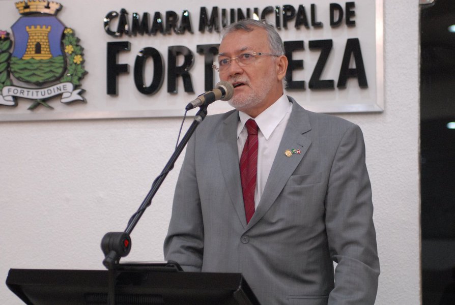 O relatório final da Comissão Parlamentar de Inquérito (CPI) que apura a má prestação de serviço da Coelce teve como encaminhamento a proposta de realização de plebiscito, pelo Governo do Estado, para consultar a população sobre a renovação do contrato de concessão com a empresa. O resultado foi apresentado nesta terça-feira (12), na Câmara Municipal, pelo presidente da CPI, vereador Deodato Ramalho (PT) (Foto: Rodrigo Rocha) O relatório final da Comissão Parlamentar de Inquérito (CPI) que apura a má prestação de serviço da Coelce teve como encaminhamento a proposta de realização de plebiscito, pelo Governo do Estado, para consultar a população sobre a renovação do contrato de concessão com a empresa. O resultado foi apresentado nesta terça-feira (12), na Câmara Municipal, pelo presidente da CPI, vereador Deodato Ramalho (PT)