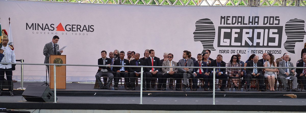 O secretário de Estado de Governo, Odair Cunha, anunciou liberação de R$ 1,8 milhão para a contratação de empresa que vai elaborar o projeto para a construção de uma ponte sobre o Rio São Francisco que vai ligar as cidades de Matias Cardoso a Manga, na região Norte; Cunha representou o governador Fernando Pimentel em cerimônia de entrega da "Medalha dos Gerais - Maria da Cruz e Matias Cardoso" realizada no município de Matias Cardoso, região Norte de Minas Gerais (Foto: Leonardo Lucena) O secretário de Estado de Governo, Odair Cunha, anunciou liberação de R$ 1,8 milhão para a contratação de empresa que vai elaborar o projeto para a construção de uma ponte sobre o Rio São Francisco que vai ligar as cidades de Matias Cardoso a Manga, na região Norte; Cunha representou o governador Fernando Pimentel em cerimônia de entrega da "Medalha dos Gerais - Maria da Cruz e Matias Cardoso" realizada no município de Matias Cardoso, região Norte de Minas Gerais