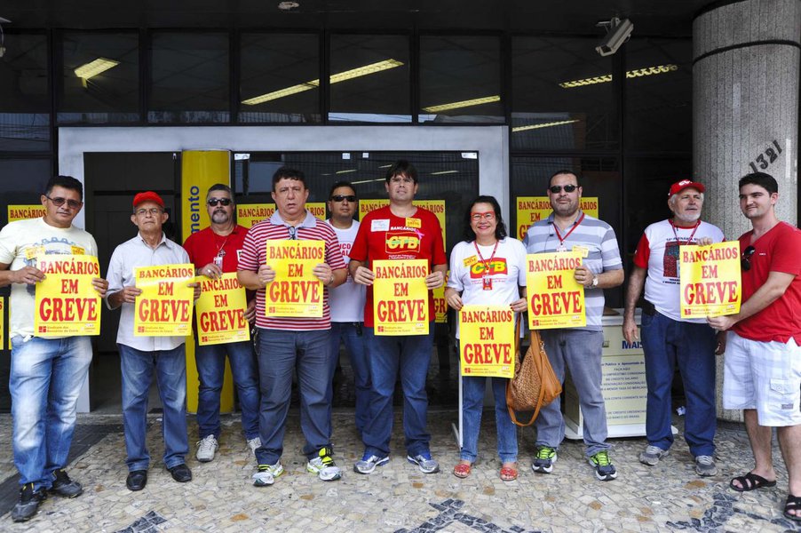 Após 14 dias de paralização, a Fenaban procurou ontem à noite a Contraf-Cut para propor uma reunião ser realizada nesta terça-feira (20) às 16h, em São Paulo, com o Comando Nacional de Greve dos Bancários. Em Fortaleza, o Sindicato dos Bancários do Ceará fará assembleia às 17h, na sua sede à Rua 24 de Maio, 1289, Centro (Foto: Fatima 247) Após 14 dias de paralização, a Fenaban procurou ontem à noite a Contraf-Cut para propor uma reunião ser realizada nesta terça-feira (20) às 16h, em São Paulo, com o Comando Nacional de Greve dos Bancários. Em Fortaleza, o Sindicato dos Bancários do Ceará fará assembleia às 17h, na sua sede à Rua 24 de Maio, 1289, Centro