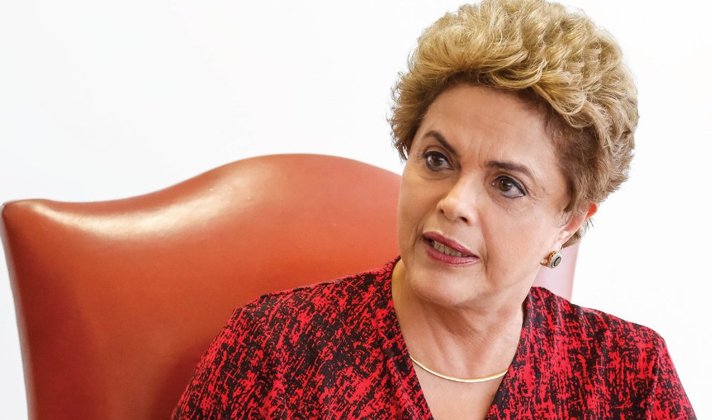 A revista semanal americana "The New Yorker" afirmou nesta quarta (30) que o eventual impeachment da presidente Dilma Rousseff prejudicará população carente: "Os verdadeiros perdedores na reformulação política que deve acontecer no Brasil não serão os políticos corruptos. As dezenas de milhões de beneficiários dos programas sociais criados nos governos de Lula e Dilma, como o Bolsa Família e o Minha Casa Minha Vida, estão sob risco também. Será uma tragédia se, na corrida louca para formar uma nova coalizão política, ela (coalizão) se torne mais favorável aos negócios e deixe para trás o eleitorado", afirma (Foto: Valter Lima) A revista semanal americana "The New Yorker" afirmou nesta quarta (30) que o eventual impeachment da presidente Dilma Rousseff prejudicará população carente: "Os verdadeiros perdedores na reformulação política que deve acontecer no Brasil não serão os políticos corruptos. As dezenas de milhões de beneficiários dos programas sociais criados nos governos de Lula e Dilma, como o Bolsa Família e o Minha Casa Minha Vida, estão sob risco também. Será uma tragédia se, na corrida louca para formar uma nova coalizão política, ela (coalizão) se torne mais favorável aos negócios e deixe para trás o eleitorado", afirma