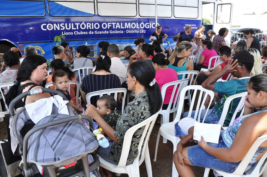 População terá à sua disposição nesta quinta e sexta-feira cerca de 140 serviços ofertados por 32 parceiros no Cepal da Vila Abajá, na Avenida Leste-Oeste; serão serviços do Vapt Vupt, como CNH, IPVA, CPF, Carteira de Trabalho, Título de Eleitor, Carteira de Identidade, além de exames, vacinas, Passaporte do Idoso, Passe Livre do Deficiente, solicitação de 1ª via da CNH, licenciamento de veículos, entre outros; programa tem como objetivo aproximar o cidadão dos serviços públicos prestados pela Prefeitura de Goiânia, Governo do Estado e parceiros da iniciativa privada (Foto: Realle Palazzo-Martini) População terá à sua disposição nesta quinta e sexta-feira cerca de 140 serviços ofertados por 32 parceiros no Cepal da Vila Abajá, na Avenida Leste-Oeste; serão serviços do Vapt Vupt, como CNH, IPVA, CPF, Carteira de Trabalho, Título de Eleitor, Carteira de Identidade, além de exames, vacinas, Passaporte do Idoso, Passe Livre do Deficiente, solicitação de 1ª via da CNH, licenciamento de veículos, entre outros; programa tem como objetivo aproximar o cidadão dos serviços públicos prestados pela Prefeitura de Goiânia, Governo do Estado e parceiros da iniciativa privada