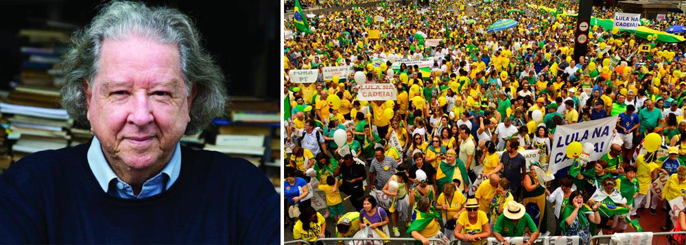Criador do uniforme da Confederação Brasileira de Futebol (CBF), o jornalista, escritor e desenhista gaúcho Aldyr Schlee fez duras críticas ao uso da camisa da seleção canarinha nas manifestações contra a corrupção e contra o governo da presidente Dilma Rousseff; "Infelizmente, ela está sendo usada apesar de todas as safadezas da CBF. Ela está sendo usada como símbolo de uma campanha anti-PT, anti-Dilma, anti-Lula", afirmou; "O símbolo da corrupção está sendo usado em uma campanha contra a corrupção", criticou Schlee (Foto: Aquiles Lins) Criador do uniforme da Confederação Brasileira de Futebol (CBF), o jornalista, escritor e desenhista gaúcho Aldyr Schlee fez duras críticas ao uso da camisa da seleção canarinha nas manifestações contra a corrupção e contra o governo da presidente Dilma Rousseff; "Infelizmente, ela está sendo usada apesar de todas as safadezas da CBF. Ela está sendo usada como símbolo de uma campanha anti-PT, anti-Dilma, anti-Lula", afirmou; "O símbolo da corrupção está sendo usado em uma campanha contra a corrupção", criticou Schlee