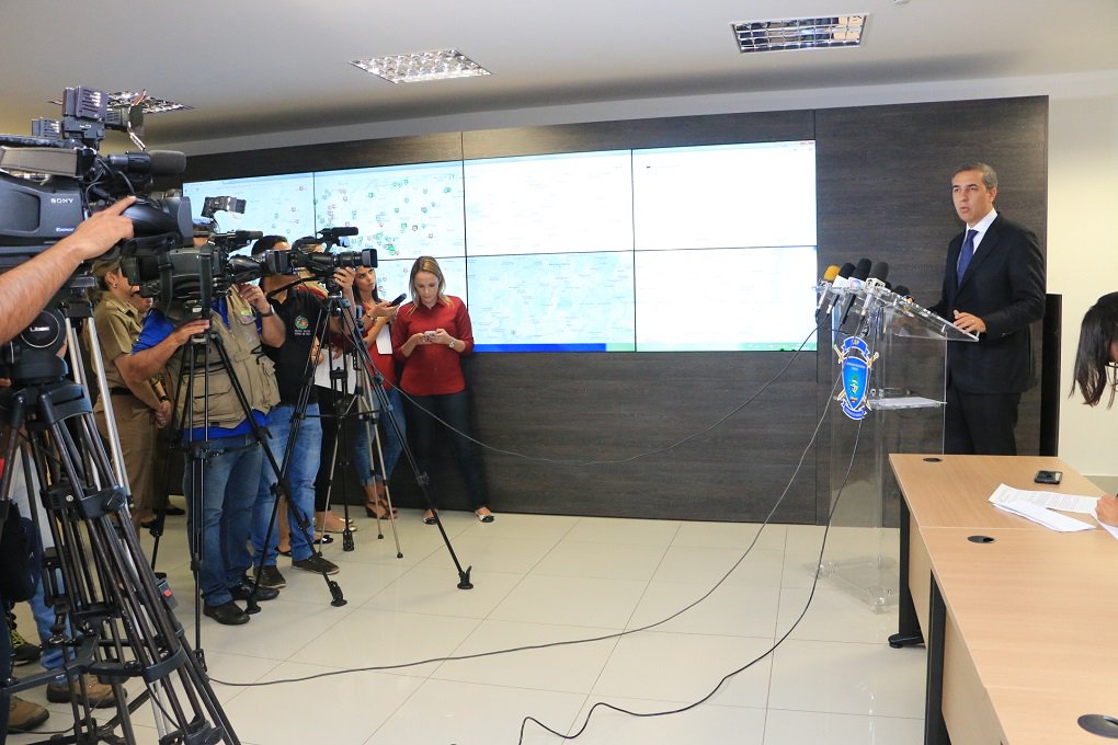 Vice-governador e secretário de Segurança Pública e Administração Penitenciária, José Eliton, enviou ofício ao presidente da Federação Goiana de Futebol (FGF), André Luiz Pitta Pires, solicitando adiamento da partida entre Goiás e Vila Nova, marcada para a tarde de domingo (17); de acordo com o documento, a decisão tem como objetivo a garantia da ordem pública na Capital e região metropolitana; titular da SSPAP explica que a medida foi tomada em decorrência da votação do impeachment da presidente Dilma Rousseff, que vai ocorrer na mesma data – a partir das 14 horas –, na Câmara Federal, em Brasília (Foto: José Barbacena) Vice-governador e secretário de Segurança Pública e Administração Penitenciária, José Eliton, enviou ofício ao presidente da Federação Goiana de Futebol (FGF), André Luiz Pitta Pires, solicitando adiamento da partida entre Goiás e Vila Nova, marcada para a tarde de domingo (17); de acordo com o documento, a decisão tem como objetivo a garantia da ordem pública na Capital e região metropolitana; titular da SSPAP explica que a medida foi tomada em decorrência da votação do impeachment da presidente Dilma Rousseff, que vai ocorrer na mesma data – a partir das 14 horas –, na Câmara Federal, em Brasília