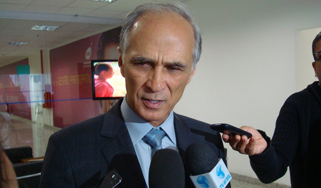 Seguindo a tendência nacional que deve ser confirmada nesta terça-feira (29), o PMDB de Minas Gerais oficializou, na tarde desta segunda-feira (28), o rompimento com o governo da presidente Dilma Rousseff (PT); a legenda é presidida pelo vice-governador Antônio Andrade; a gestão do governador de Minas, Fernando Pimentel (PT), o partido decidiu nada; além de ter o vice-governador, a sigla conta com quatro secretarias (Foto: Leonardo Lucena) Seguindo a tendência nacional que deve ser confirmada nesta terça-feira (29), o PMDB de Minas Gerais oficializou, na tarde desta segunda-feira (28), o rompimento com o governo da presidente Dilma Rousseff (PT); a legenda é presidida pelo vice-governador Antônio Andrade; a gestão do governador de Minas, Fernando Pimentel (PT), o partido decidiu nada; além de ter o vice-governador, a sigla conta com quatro secretarias