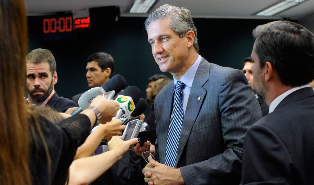 Líder do PSD na Câmara e presidente da comissão do impeachment, Rogério Rosso (DF) afirmou nesta quarta-feira, 13, que a posição pela saída da presidente Dilma Rousseff tem o apoio da "ampla maioria" dos deputados da bancada, que tem atualmente com 36 deputados federais; "Mas o PSD sempre respeita, inclusive, em algumas matérias mesmo tendo minoria, ele respeitou nos encaminhamentos de votação, mesmo com posição partidária", disse Rosso, após reunião com o ministro das Cidades, Gilberto Kassab, presidente nacional do PSD; decisão sobre se haverá orientação a favor do processo, na votação em plenário, deverá ser anunciada no início da noite (Foto: Aquiles Lins) Líder do PSD na Câmara e presidente da comissão do impeachment, Rogério Rosso (DF) afirmou nesta quarta-feira, 13, que a posição pela saída da presidente Dilma Rousseff tem o apoio da "ampla maioria" dos deputados da bancada, que tem atualmente com 36 deputados federais; "Mas o PSD sempre respeita, inclusive, em algumas matérias mesmo tendo minoria, ele respeitou nos encaminhamentos de votação, mesmo com posição partidária", disse Rosso, após reunião com o ministro das Cidades, Gilberto Kassab, presidente nacional do PSD; decisão sobre se haverá orientação a favor do processo, na votação em plenário, deverá ser anunciada no início da noite