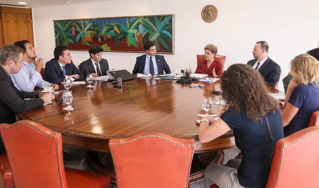 A presidente Dilma Rousseff afirmou ao jornal espanhol "El País" que o ex-presidente Lula vai participar de seu governo de qualquer forma, seja como ministro ou assessor; "Ou ele vem como ministro ou vem como assessor, de uma maneira ou de outra. Vamos trazê-lo para ajudar o governo. Não há como impedir", disse; "Lula não é apenas um negociador talentoso, mas entende também todos os problemas do Brasil", reforçou (Foto: Valter Lima) A presidente Dilma Rousseff afirmou ao jornal espanhol "El País" que o ex-presidente Lula vai participar de seu governo de qualquer forma, seja como ministro ou assessor; "Ou ele vem como ministro ou vem como assessor, de uma maneira ou de outra. Vamos trazê-lo para ajudar o governo. Não há como impedir", disse; "Lula não é apenas um negociador talentoso, mas entende também todos os problemas do Brasil", reforçou