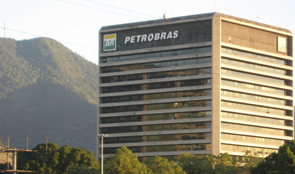 Compromissos dessas 50 empresas era de R$ 842,6 bilhões em setembro; Petrobras, sozinha, responde por 48% do total; aumento foi de R$ 366,5 bilhões; aperto nas finanças resultou em demissões, venda de ativos e queda nos investimentos, ao passo que negociam com credores novas condições de financiamento; agência de risco Moody’s detectou uma piora na liquidez das empresas nos últimos dois anos, o que representa a capacidade de quitar a dívida de curto prazo; cenário é ruim com a desaceleração da China, que mantém as commodities em valores baixos (Foto: Realle Palazzo-Martini) Compromissos dessas 50 empresas era de R$ 842,6 bilhões em setembro; Petrobras, sozinha, responde por 48% do total; aumento foi de R$ 366,5 bilhões; aperto nas finanças resultou em demissões, venda de ativos e queda nos investimentos, ao passo que negociam com credores novas condições de financiamento; agência de risco Moody’s detectou uma piora na liquidez das empresas nos últimos dois anos, o que representa a capacidade de quitar a dívida de curto prazo; cenário é ruim com a desaceleração da China, que mantém as commodities em valores baixos