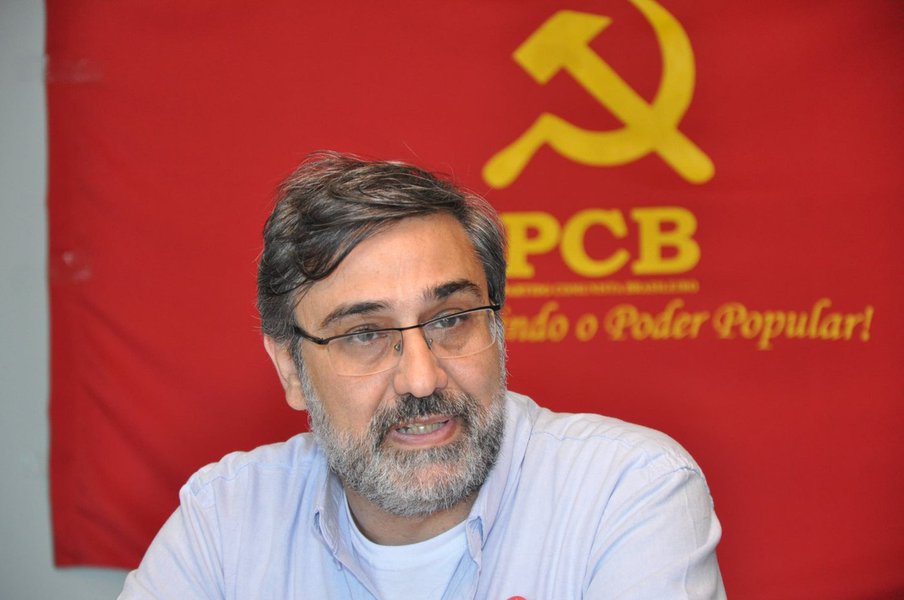 Bom... Mauro é desses que conta, que libera o pensamento em favor do mundo do trabalho e que, portanto, fecunda o solo da história com a palavra dita, em líricas ou não, em favor e serviço dos que sofrem (Foto: Ângelo Cavalcante) Bom... Mauro é desses que conta, que libera o pensamento em favor do mundo do trabalho e que, portanto, fecunda o solo da história com a palavra dita, em líricas ou não, em favor e serviço dos que sofrem