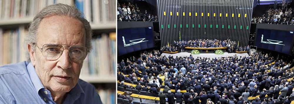 Jornalista avalia que o que houve no governo Collor "não afetou as instituições e sua prioridade democrática", diferente do que ocorre atualmente; "Há dez meses o país está ingovernável", critica, duramente, o colunista, que aponta "propósitos torpes que movem" a "ação corrosiva" da oposição no Congresso, "entre o golpismo sem pejo de aliar-se à imoralidade e os interesses grupais, de ordem material, dos chantagistas" (Foto: Gisele Federicce) Jornalista avalia que o que houve no governo Collor "não afetou as instituições e sua prioridade democrática", diferente do que ocorre atualmente; "Há dez meses o país está ingovernável", critica, duramente, o colunista, que aponta "propósitos torpes que movem" a "ação corrosiva" da oposição no Congresso, "entre o golpismo sem pejo de aliar-se à imoralidade e os interesses grupais, de ordem material, dos chantagistas"