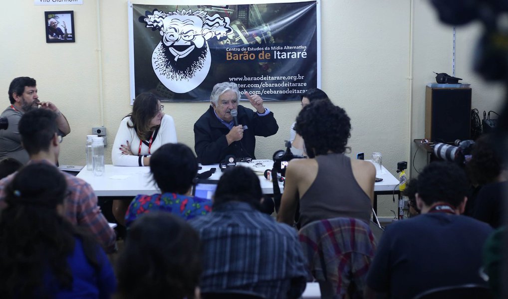 Sem fazer referência direta aos defensores do golpe contra a presidente Dilma e contra a democracia brasileira, o senador e ex-presidente do Uruguai, Pepe Mujica, afirmou que "o bicho humano é o mais inteligente e o mais burro, porque tropeça várias vezes na mesma pedra"; "O que se passa com a esquerda no Brasil agora é que provavelmente o povo brasileiro tenha de viver em uma conjuntura onde perca algum domínio social, que tenha conquistado nesse tempo, mas não vai perder tudo. Não se pode perder tudo, porque a própria direita tem de negociar, tem de ceder, assim é a história do homem", disse Mujica (Foto: Leonardo Lucena) Sem fazer referência direta aos defensores do golpe contra a presidente Dilma e contra a democracia brasileira, o senador e ex-presidente do Uruguai, Pepe Mujica, afirmou que "o bicho humano é o mais inteligente e o mais burro, porque tropeça várias vezes na mesma pedra"; "O que se passa com a esquerda no Brasil agora é que provavelmente o povo brasileiro tenha de viver em uma conjuntura onde perca algum domínio social, que tenha conquistado nesse tempo, mas não vai perder tudo. Não se pode perder tudo, porque a própria direita tem de negociar, tem de ceder, assim é a história do homem", disse Mujica