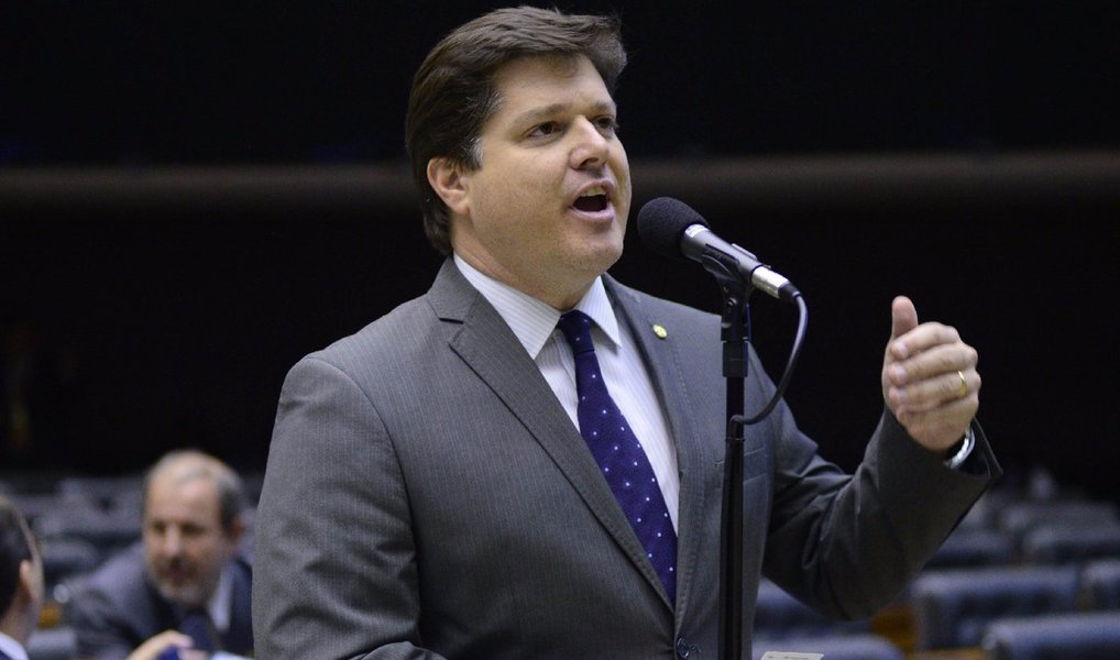 Presidente do PMDB-SP, o deputado federal Baleia Rossi disse que são "inteiramente falsas" e "sem qualquer fundamento" as afirmações de investigados na Operação Alba Branca, que o apontaram como suposto beneficiário de propinas no esquema de corrupção no fornecimento de produtos agrícolas para a merenda escolar de 22 prefeituras e para o governo estadual; Rossi foi apontado como um dos políticos beneficiários do esquema que recebia até 25% de “comissões” (Foto: Leonardo Lucena) Presidente do PMDB-SP, o deputado federal Baleia Rossi disse que são "inteiramente falsas" e "sem qualquer fundamento" as afirmações de investigados na Operação Alba Branca, que o apontaram como suposto beneficiário de propinas no esquema de corrupção no fornecimento de produtos agrícolas para a merenda escolar de 22 prefeituras e para o governo estadual; Rossi foi apontado como um dos políticos beneficiários do esquema que recebia até 25% de “comissões”