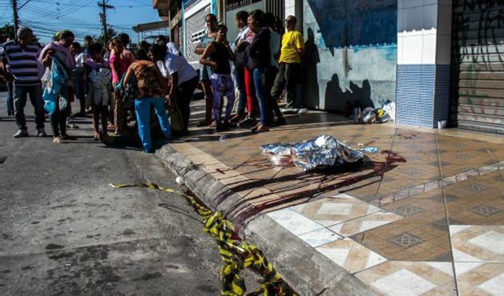 O que aconteceu em Barueri e Carapicuíba é reflexo do modus operandi de uma parcela da Polícia Militar de São Paulo. Prova disso é que, só no ano passado, cerca de 800 pessoas foram mortas, vítimas da violência policial (Foto: Beth Sahão) O que aconteceu em Barueri e Carapicuíba é reflexo do modus operandi de uma parcela da Polícia Militar de São Paulo. Prova disso é que, só no ano passado, cerca de 800 pessoas foram mortas, vítimas da violência policial