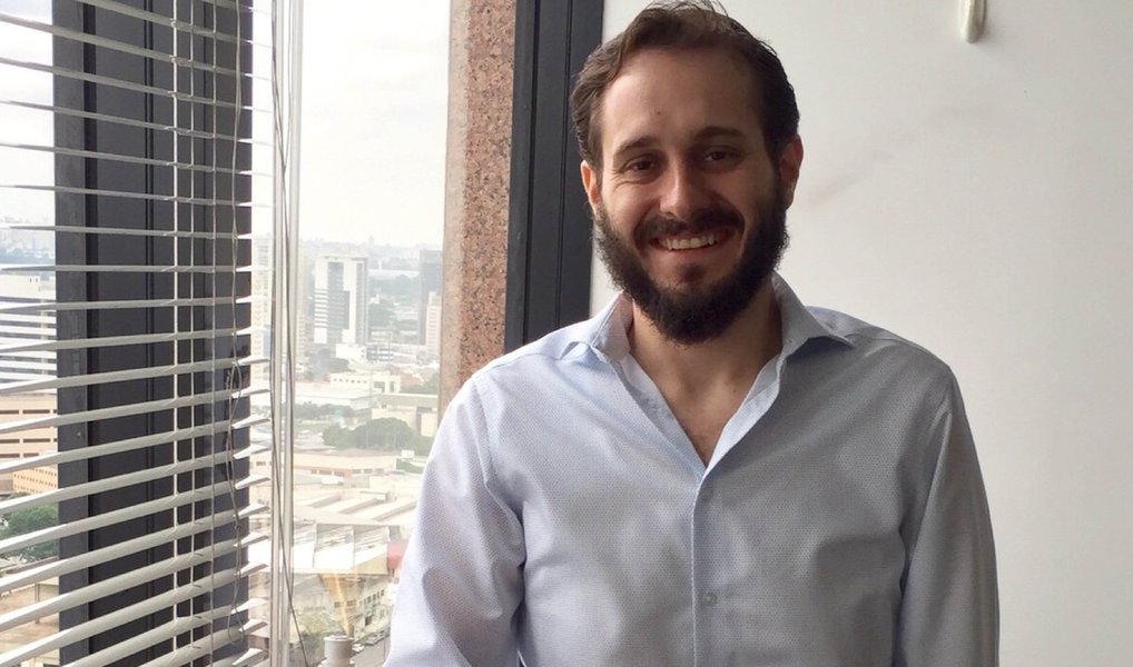Pedro Kauffman, CEO da startup Fit Anywhere, afirma que "as resistências aos desafios e a falta de recursos se tornam obstáculos para a maioria daqueles que sonham em criar o seu próprio negócio"; "E no meu caso não foi diferente"; segundo ele, o primeiro passo para empreender foi se "desapegar das atividades passadas e focar em uma nova missão. Então, recebi o convite de um amigo para que fizéssemos uma sociedade, onde ele entraria com o capital e eu com o trabalho. Proposta muito interessante e, a partir daí, assumi a tarefa de buscar um 'bom negócio'"; ele faz um alerta: seu primeiro erro foi "acreditar cegamente que fazer negócios com amigos baseando-se na amizade é uma boa"; boas relações são importantes, mas não se pode acreditar muito no poder da amizade (Foto: Leonardo Lucena) Pedro Kauffman, CEO da startup Fit Anywhere, afirma que "as resistências aos desafios e a falta de recursos se tornam obstáculos para a maioria daqueles que sonham em criar o seu próprio negócio"; "E no meu caso não foi diferente"; segundo ele, o primeiro passo para empreender foi se "desapegar das atividades passadas e focar em uma nova missão. Então, recebi o convite de um amigo para que fizéssemos uma sociedade, onde ele entraria com o capital e eu com o trabalho. Proposta muito interessante e, a partir daí, assumi a tarefa de buscar um 'bom negócio'"; ele faz um alerta: seu primeiro erro foi "acreditar cegamente que fazer negócios com amigos baseando-se na amizade é uma boa"; boas relações são importantes, mas não se pode acreditar muito no poder da amizade