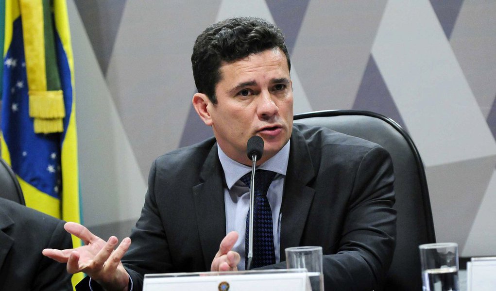 “Terminar até dezembro a parte da primeira instância é uma expectativa ou um desejo”, teria dito Sérgio Moro; o juiz diz que considera que a sequência de desdobramentos da grande investigação pode provocar um desgaste até mesmo na opinião pública que, hoje, presta apoio maciço à força-tarefa da Lava Jato; ele tem dito que ficou ‘consternado’ com o que chama de ‘manifestações de raiva e intolerância’ registradas nas últimas semanas, sobretudo depois que conduziu coercitivamente o ex-presidente Lula, no dia 4 de março, para depor (Foto: Roberta Namour) “Terminar até dezembro a parte da primeira instância é uma expectativa ou um desejo”, teria dito Sérgio Moro; o juiz diz que considera que a sequência de desdobramentos da grande investigação pode provocar um desgaste até mesmo na opinião pública que, hoje, presta apoio maciço à força-tarefa da Lava Jato; ele tem dito que ficou ‘consternado’ com o que chama de ‘manifestações de raiva e intolerância’ registradas nas últimas semanas, sobretudo depois que conduziu coercitivamente o ex-presidente Lula, no dia 4 de março, para depor