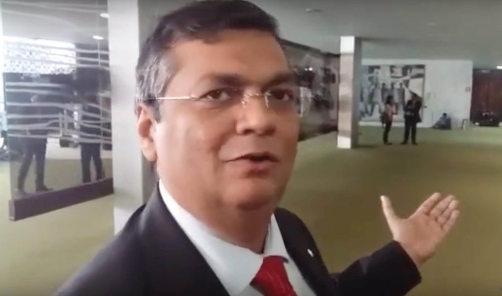 O governador do Maranhão, Flávio Dino (PCdoB), foi à capital federal tentar convencer os deputados federais que atual pelo estado a votarem contra o impeachment da presidente Dilma; além de reforçar sua posição, de que "não há causa constitucional legítima" para a renúncia da petista, ele comentou as consequências de um eventual impeachment; "Há quem pense que no outro dia seria possível repactuar a nação. Na verdade aconteceria o acirramento de ânimos, polarização política, impossibilidade absoluta de qualquer tipo de diálogo", afirmou (Foto: Leonardo Lucena) O governador do Maranhão, Flávio Dino (PCdoB), foi à capital federal tentar convencer os deputados federais que atual pelo estado a votarem contra o impeachment da presidente Dilma; além de reforçar sua posição, de que "não há causa constitucional legítima" para a renúncia da petista, ele comentou as consequências de um eventual impeachment; "Há quem pense que no outro dia seria possível repactuar a nação. Na verdade aconteceria o acirramento de ânimos, polarização política, impossibilidade absoluta de qualquer tipo de diálogo", afirmou