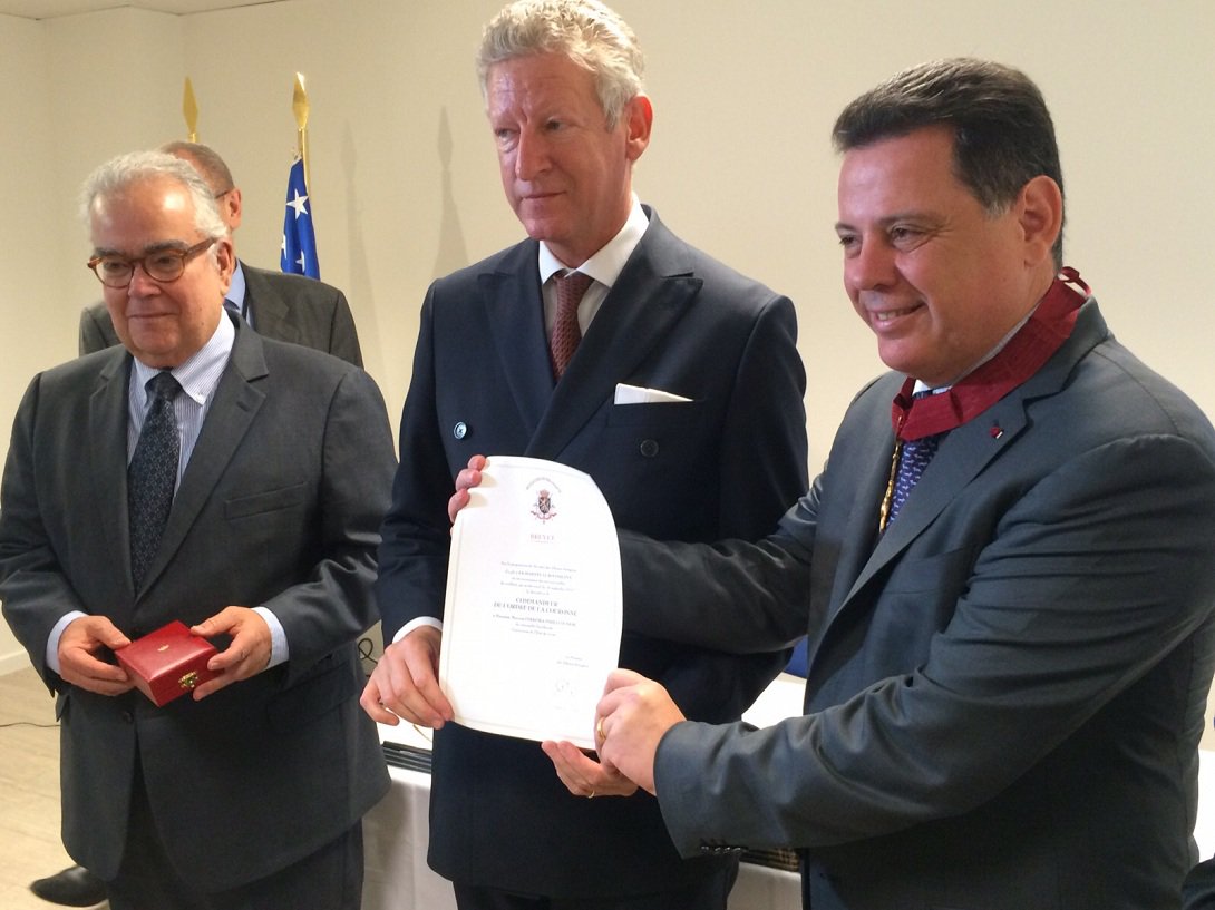 Nesta sexta-feira, em Bruxelas, governador goiano foi agraciado com um dos principais títulos concedidos pelo rei Philippe Leopoldo Luís Maria a estrangeiros e belgas pelos serviços prestados ao país; homenagem foi entregue pelo secretário de Estado de Comércio Exterior da Bélgica, Pieter De Crem, um dos homens públicos mais influentes do país; “O governador está sendo agraciado com a comenda pelo incentivo que vem dado às relações comerciais entre Goiás e Bélgica”, revelou o embaixador da Bélgica no Brasil, Jozef Smets; Marconi está na Europa em missão comercial e hoje a gigante belga do setor farmacoquímico Gerresheimer anunciou implantação de uma nova fábrica de grande porte em Anápolis (Foto: José Barbacena) Nesta sexta-feira, em Bruxelas, governador goiano foi agraciado com um dos principais títulos concedidos pelo rei Philippe Leopoldo Luís Maria a estrangeiros e belgas pelos serviços prestados ao país; homenagem foi entregue pelo secretário de Estado de Comércio Exterior da Bélgica, Pieter De Crem, um dos homens públicos mais influentes do país; “O governador está sendo agraciado com a comenda pelo incentivo que vem dado às relações comerciais entre Goiás e Bélgica”, revelou o embaixador da Bélgica no Brasil, Jozef Smets; Marconi está na Europa em missão comercial e hoje a gigante belga do setor farmacoquímico Gerresheimer anunciou implantação de uma nova fábrica de grande porte em Anápolis