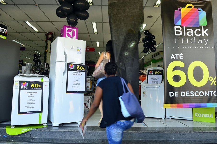 Dados divulgados nesta segunda-feira 30 pela consultoria Clearsale levam em conta todas as regiões do país; as vendas realizada na sexta-feira 27 totalizaram R$ 1,53 bilhão, 76% a mais que o registrado no mesmo dia em 2014 (R$ 872 milhões); quantidade de pedidos feitos nas 24 horas do dia de ofertas também aumentou: foram 3,12 milhões, 49% acima do registrado no ano passado (Foto: Gisele Federicce) Dados divulgados nesta segunda-feira 30 pela consultoria Clearsale levam em conta todas as regiões do país; as vendas realizada na sexta-feira 27 totalizaram R$ 1,53 bilhão, 76% a mais que o registrado no mesmo dia em 2014 (R$ 872 milhões); quantidade de pedidos feitos nas 24 horas do dia de ofertas também aumentou: foram 3,12 milhões, 49% acima do registrado no ano passado