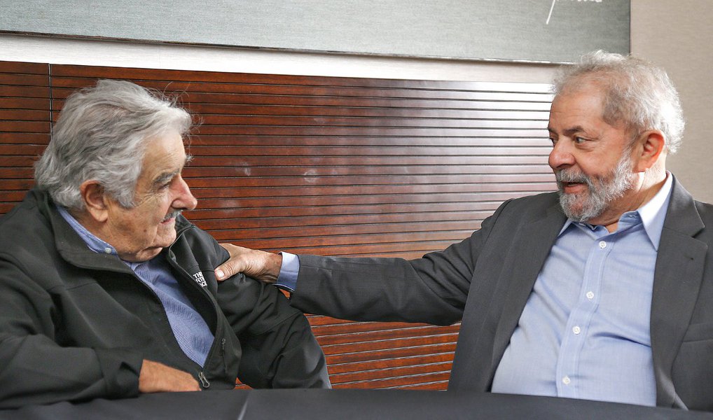 O ex-presidente Lula e o ex-presidente uruguaio José Pepe Mujica, se encontraram nesta quinta (28), em Brasília; o golpe em curso no Brasil foi o principal assunto do encontro; Mujica demonstrou muita preocupação com a atual situação da política brasileira; ele afirmou que o momento é delicado para toda América Latina, pois o Brasil é um país estrategicamente importante e está com a democracia sob ameaça; Lula ponderou que este também é "um momento de luta e resistência", mas que confia que "a democracia vai prevalecer"; “Vamos resistir”, avisou Lula (Foto: Valter Lima) O ex-presidente Lula e o ex-presidente uruguaio José Pepe Mujica, se encontraram nesta quinta (28), em Brasília; o golpe em curso no Brasil foi o principal assunto do encontro; Mujica demonstrou muita preocupação com a atual situação da política brasileira; ele afirmou que o momento é delicado para toda América Latina, pois o Brasil é um país estrategicamente importante e está com a democracia sob ameaça; Lula ponderou que este também é "um momento de luta e resistência", mas que confia que "a democracia vai prevalecer"; “Vamos resistir”, avisou Lula