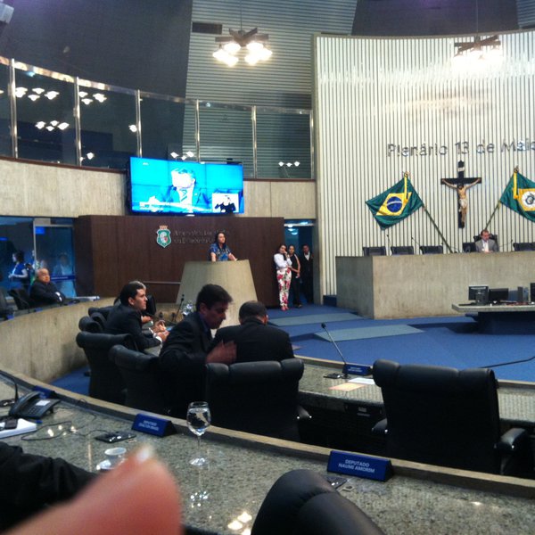 Um acirrado debate entre os deputados sobre a crise política, com a admissibilidade da abertura do processo de impeachment da presidenta Dilma Rousseff (PT), marcou o primeiro expediente da sessão de hoje (3) da Assembleia Legislativa. Deputados do PT, PDT, PSol e PCdoB criticaram a atitude do presidente da Câmara Federal, Eduardo Cunha e defenderam a democracia. Já deputados do PMDB, partido de Eduardo Cunha, aproveitaram a crise para atacar o Governo Federal e defender o andamento do processo (Foto: Fatima 247) Um acirrado debate entre os deputados sobre a crise política, com a admissibilidade da abertura do processo de impeachment da presidenta Dilma Rousseff (PT), marcou o primeiro expediente da sessão de hoje (3) da Assembleia Legislativa. Deputados do PT, PDT, PSol e PCdoB criticaram a atitude do presidente da Câmara Federal, Eduardo Cunha e defenderam a democracia. Já deputados do PMDB, partido de Eduardo Cunha, aproveitaram a crise para atacar o Governo Federal e defender o andamento do processo