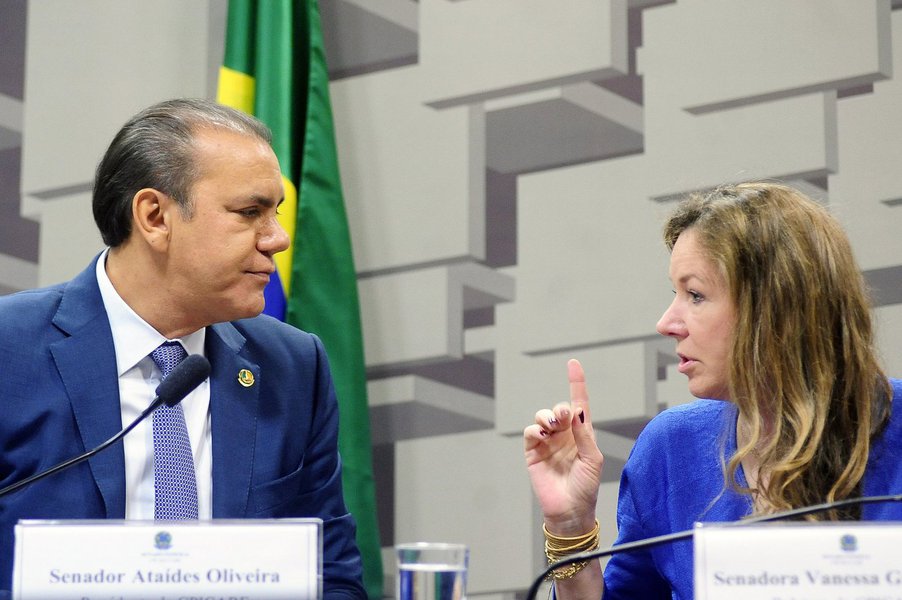 Constam na lista 28 pessoas, entre ex-conselheiros do Carf, representantes de empresas, servidores públicos, assessores e lobistas; o ex-ministro Gilberto Carvalho e o filho do ex-presidente Lula, Luiz Cláudio Lula da Silva, foram poupados; relatora da CPI, a senadora Vanessa Grazziotin pediu o indiciamento também de Carlos Juliano Ribeiro Nardes, sobrinho do ministro do TCU Augusto Nardes; relatório preliminar ainda deve receber emendas antes de ser votado, na próxima semana (Foto: Gisele Federicce) Constam na lista 28 pessoas, entre ex-conselheiros do Carf, representantes de empresas, servidores públicos, assessores e lobistas; o ex-ministro Gilberto Carvalho e o filho do ex-presidente Lula, Luiz Cláudio Lula da Silva, foram poupados; relatora da CPI, a senadora Vanessa Grazziotin pediu o indiciamento também de Carlos Juliano Ribeiro Nardes, sobrinho do ministro do TCU Augusto Nardes; relatório preliminar ainda deve receber emendas antes de ser votado, na próxima semana