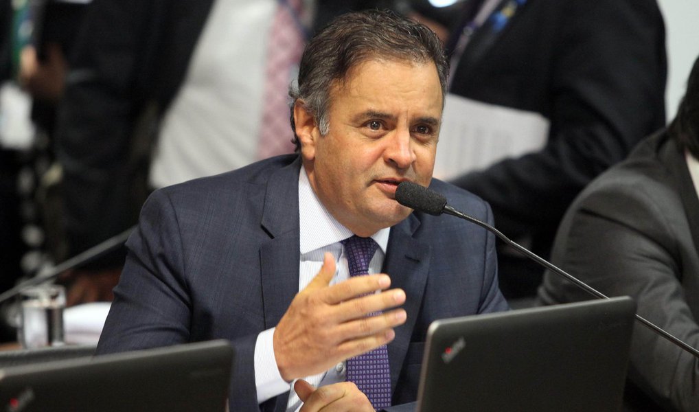 Senador tucano negou que o partido esteja apoiando o governo Dilma ao negociar, com líderes do Executivo no Congresso, a votação de matérias pontuais; segundo ele, o que o PSDB vem fazendo é discutir cada matéria "sob a ótica de interesse" do Brasil; ontem, porém, a bancada do PSDB na Câmara votou em peso para derrubar o veto da presidente ao reajuste do Judiciário, que criaria despesas adicionais de R$ 36 bilhões (Foto: Gisele Federicce) www.brasil247.com - Senador tucano negou que o partido esteja apoiando o governo Dilma ao negociar, com líderes do Executivo no Congresso, a votação de matérias pontuais; segundo ele, o que o PSDB vem fazendo é discutir cada matéria "sob a ótica de interesse" do Brasil; ontem, porém, a bancada do PSDB na Câmara votou em peso para derrubar o veto da presidente ao reajuste do Judiciário, que criaria despesas adicionais de R$ 36 bilhões