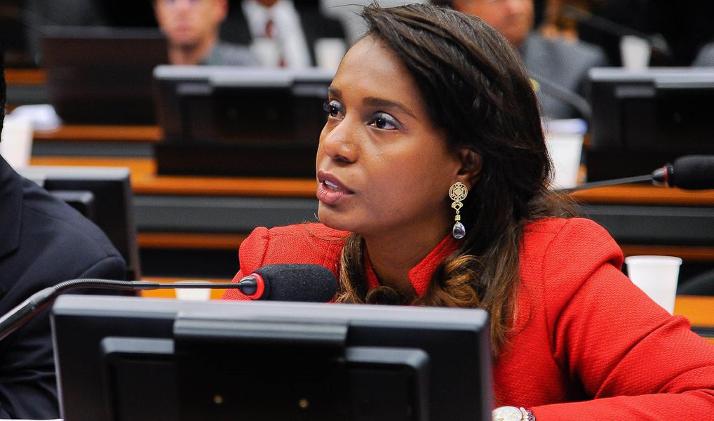 Nova titular no Conselho de Ética da Câmara, a deputada federal Tia Eron (PRB-BA), disse não se arrepender de ter votado em Eduardo Cunha (PMDB-RJ) para presidir a Casa no ano passado; para ela, sob a direção de Cunha, a Câmara "produziu como nunca"; "Claro que eu tenho de comemorar, isso é um grande ganho político para a população brasileira", afirmou (Foto: Valter Lima) Nova titular no Conselho de Ética da Câmara, a deputada federal Tia Eron (PRB-BA), disse não se arrepender de ter votado em Eduardo Cunha (PMDB-RJ) para presidir a Casa no ano passado; para ela, sob a direção de Cunha, a Câmara "produziu como nunca"; "Claro que eu tenho de comemorar, isso é um grande ganho político para a população brasileira", afirmou
