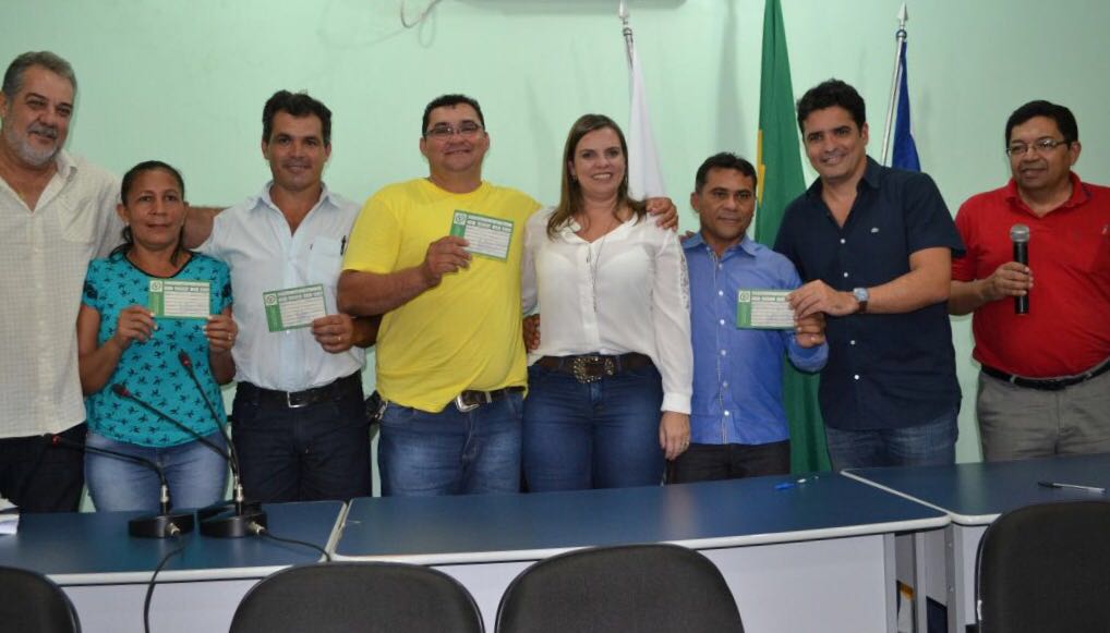 O PV agregou em seu quadro político mais quatro importantes reforços; trata-se das filiações do prefeito de Abreulândia, Marivaldo Marcha Alegre, do presidente da Câmara Municipal da cidade, Jair Gabino Lopes de Abreu, dos vereadores do município Maria Laurinda Inácio de Sousa e José Maria Montelo Rodrigues; pré-candidata a prefeitura de Palmas, Cláudia Lelis disse ao prefeito Marivaldo que "o Partido Verde é uma família". "Estou feliz em ver a vontade do prefeito em fazer as coisas acontecer aqui em Abreulândia, pois logo que ele assumiu a prefeitura foi até o Palácio e me procurou para buscar a solução dos problemas do seu município, podem contar sempre comigo", disse (Foto: Leonardo Lucena) O PV agregou em seu quadro político mais quatro importantes reforços; trata-se das filiações do prefeito de Abreulândia, Marivaldo Marcha Alegre, do presidente da Câmara Municipal da cidade, Jair Gabino Lopes de Abreu, dos vereadores do município Maria Laurinda Inácio de Sousa e José Maria Montelo Rodrigues; pré-candidata a prefeitura de Palmas, Cláudia Lelis disse ao prefeito Marivaldo que "o Partido Verde é uma família". "Estou feliz em ver a vontade do prefeito em fazer as coisas acontecer aqui em Abreulândia, pois logo que ele assumiu a prefeitura foi até o Palácio e me procurou para buscar a solução dos problemas do seu município, podem contar sempre comigo", disse