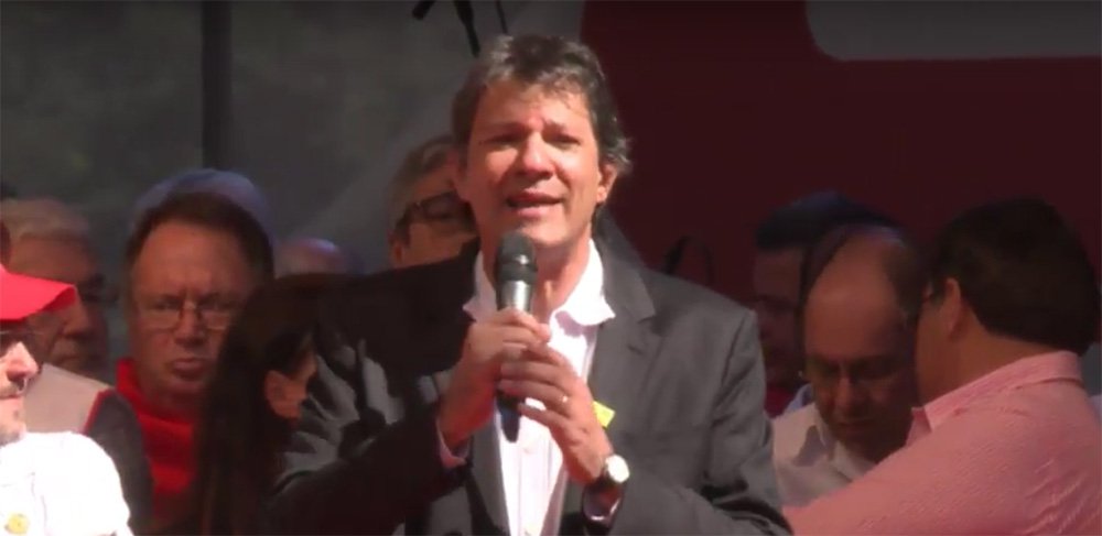 Em seu discurso no ato político organizado pela Central Única dos Trabalhadores (CUT) no centro da capital paulista pelo Dia do Trabalho, prefeito de São Paulo, Fernando Haddad (PT), disse que a sociedade precisa refletir sobre o risco às conquistas dos trabalhadores nos últimos anos: "A direita se rearticulou e devemos ter consciência real da ameaça à classe trabalhadora. Mas o fato é que a direita brasileira comete sempre o mesmo erro que é subestimar a força da classe trabalhadora" (Foto: Roberta Namour) Em seu discurso no ato político organizado pela Central Única dos Trabalhadores (CUT) no centro da capital paulista pelo Dia do Trabalho, prefeito de São Paulo, Fernando Haddad (PT), disse que a sociedade precisa refletir sobre o risco às conquistas dos trabalhadores nos últimos anos: "A direita se rearticulou e devemos ter consciência real da ameaça à classe trabalhadora. Mas o fato é que a direita brasileira comete sempre o mesmo erro que é subestimar a força da classe trabalhadora"