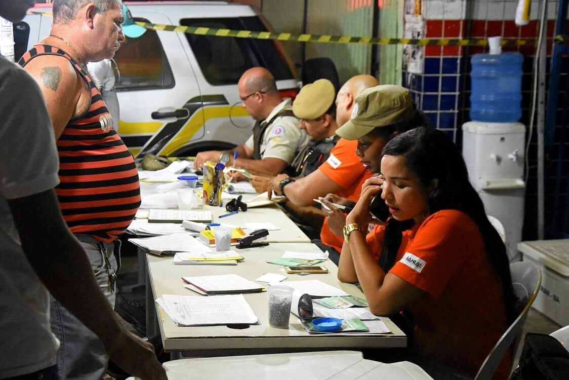De quinta-feira (21) a sábado (23), a operação realizada pelo Detran em parceria com a Polícia Militar resultou na abordagem de 261 veículos em Salvador; também foram registradas 103 autuações e a apreensão de 23 veículos; 27 sete motoristas se recusaram a soprar o bafômetro, quatro foram reprovados no teste e dois encaminhados à delegacia (Foto: Romulo Faro) De quinta-feira (21) a sábado (23), a operação realizada pelo Detran em parceria com a Polícia Militar resultou na abordagem de 261 veículos em Salvador; também foram registradas 103 autuações e a apreensão de 23 veículos; 27 sete motoristas se recusaram a soprar o bafômetro, quatro foram reprovados no teste e dois encaminhados à delegacia
