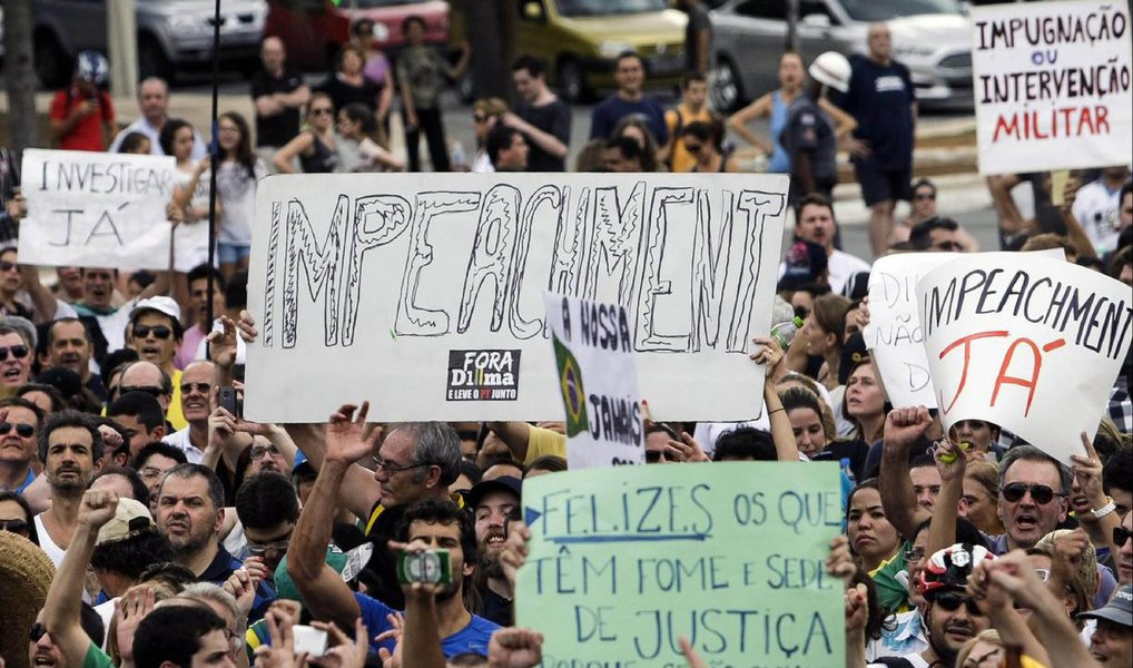 "Por que os organizadores resolveram chamar o evento de domingo de protesto 'contra a corrupção' e não 'pela deposição da presidente Dilma', que é o verdadeiro motivo? Primeiro porque assim vão atrair mais gente. E a malandragem é que esse volume de gente na rua vai aparecer nos jornais do dia seguinte como os que rejeitam a presidente, engrossando o caldo dos que defendem o impeachment", escreve Alex Solnik, colunista do 247 (Foto: Alex Solnik) www.brasil247.com - "Por que os organizadores resolveram chamar o evento de domingo de protesto 'contra a corrupção' e não 'pela deposição da presidente Dilma', que é o verdadeiro motivo? Primeiro porque assim vão atrair mais gente. E a malandragem é que esse volume de gente na rua vai aparecer nos jornais do dia seguinte como os que rejeitam a presidente, engrossando o caldo dos que defendem o impeachment", escreve Alex Solnik, colunista do 247