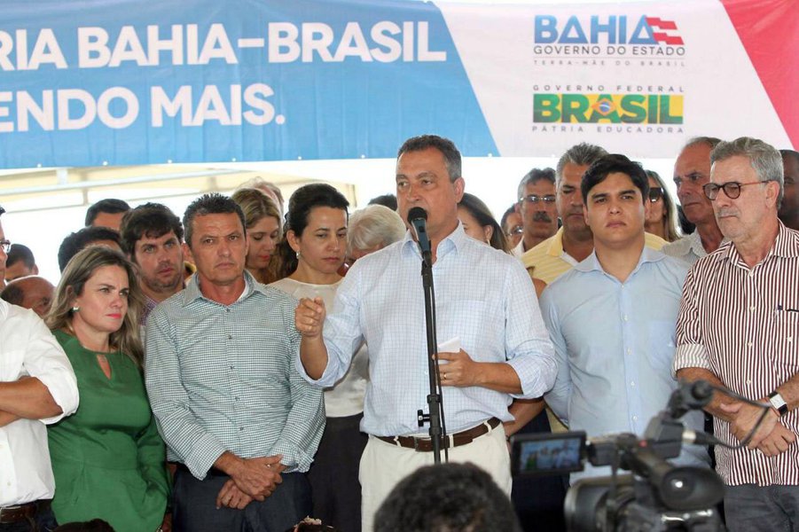 Na cerimônia de inauguração de duas novas creches em Guanambi na manhã desta sexta-feira, o governador Rui Costa falou sobre o poder transformador da educação na vida das pessoas, especialmente na primeira infância; "As creches são importantes por causa dos estímulos que vão desenvolver a capacidade de raciocínio das crianças. Nessa idade, nós estamos definindo, talvez, a capacidade das crianças para o resto da vida, a depender do desempenho da educação em uma creche", disse Rui; as duas creches representam investimentos de R$ 3 milhões (Foto: Romulo Faro) Na cerimônia de inauguração de duas novas creches em Guanambi na manhã desta sexta-feira, o governador Rui Costa falou sobre o poder transformador da educação na vida das pessoas, especialmente na primeira infância; "As creches são importantes por causa dos estímulos que vão desenvolver a capacidade de raciocínio das crianças. Nessa idade, nós estamos definindo, talvez, a capacidade das crianças para o resto da vida, a depender do desempenho da educação em uma creche", disse Rui; as duas creches representam investimentos de R$ 3 milhões