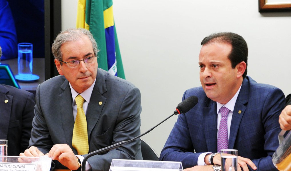 O deputado federal André Moura (PSC) negou nesta sexta (23) que seu nome esteja sendo cotado para ser uma eventual candidatura a presidente da Câmara, caso haja o afastamento de Eduardo Cunha (PMDB-RJ) do cargo; “Não posso ser candidato para aquilo que não existe. Não existe a vacância. Existe muita especulação de uma provável saída de Cunha. Alguns falam em afastamento temporário para responder às acusações, outros falam em renúncia, mas o que Eduardo Cunha tem nos garantido é que ele não renuncia”, afirmou (Foto: Valter Lima) O deputado federal André Moura (PSC) negou nesta sexta (23) que seu nome esteja sendo cotado para ser uma eventual candidatura a presidente da Câmara, caso haja o afastamento de Eduardo Cunha (PMDB-RJ) do cargo; “Não posso ser candidato para aquilo que não existe. Não existe a vacância. Existe muita especulação de uma provável saída de Cunha. Alguns falam em afastamento temporário para responder às acusações, outros falam em renúncia, mas o que Eduardo Cunha tem nos garantido é que ele não renuncia”, afirmou