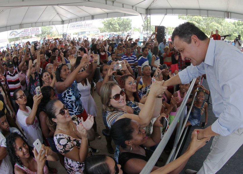 O governador Rui Costa inaugurou nesta sexta-feira o sistema de abastecimento de água que vai atender a 2,2 mil moradores de Queimadas (região sisaleira), dos distritos Gregório, Cancela, Fazenda de Cima 1 e 2 e Petrolândia; "Estive aqui em 2010 e o povo estava revoltado porque diziam que há décadas a água era prometida aqui para os moradores. Volto hoje como governador para inaugurar este sistema de abastecimento que beneficia várias comunidades. O investimento de R$ 4 milhões para abastecer essas localidades traz qualidade de vida para as pessoas, assim como os títulos de terras e os veículos entregues", afirmou o governador (Foto: Romulo Faro) O governador Rui Costa inaugurou nesta sexta-feira o sistema de abastecimento de água que vai atender a 2,2 mil moradores de Queimadas (região sisaleira), dos distritos Gregório, Cancela, Fazenda de Cima 1 e 2 e Petrolândia; "Estive aqui em 2010 e o povo estava revoltado porque diziam que há décadas a água era prometida aqui para os moradores. Volto hoje como governador para inaugurar este sistema de abastecimento que beneficia várias comunidades. O investimento de R$ 4 milhões para abastecer essas localidades traz qualidade de vida para as pessoas, assim como os títulos de terras e os veículos entregues", afirmou o governador