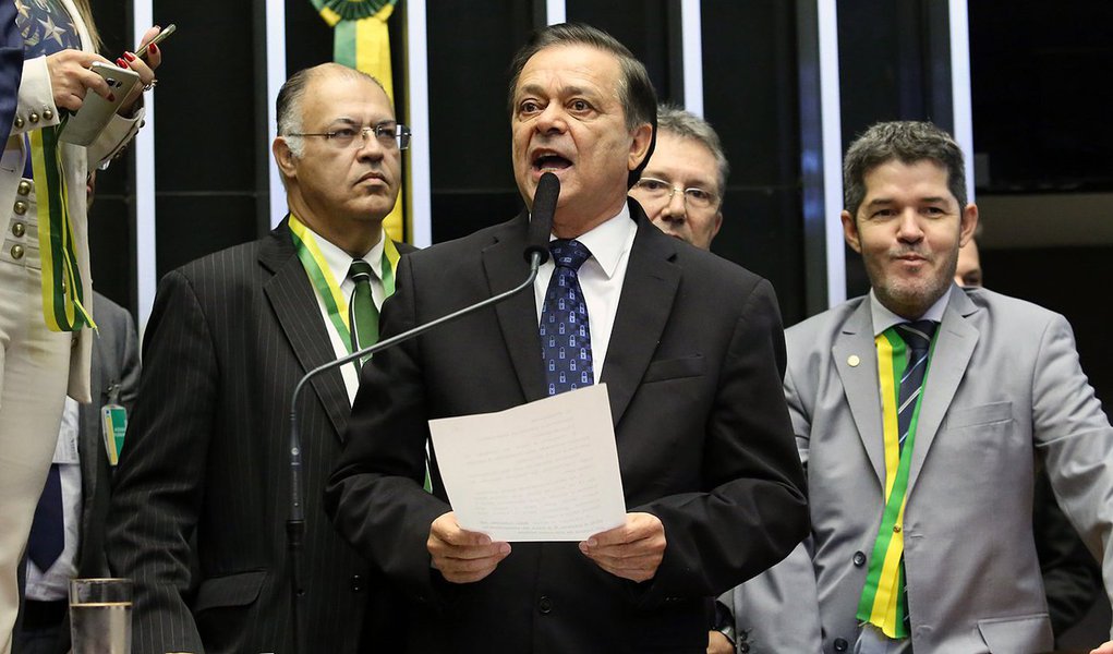 Deputado Jovair Arantes (PTB-GO), que apresentou texto favorável ao pedido de impeachment da presidente Dilma Rousseff como relator da comissão especial da Câmara, foi condenado pelo Tribunal Regional Eleitoral (TRE) de Goiás; ele é acusado de utilizar servidor comissionado da Conab (Companhia Nacional de Abastecimento) sem estar de férias ou licenciado do cargo durante sua campanha eleitoral de 2014; pena aplicada ao parlamentar seria uma multa de R$ 25 mil da qual ele disse que vai recorrer (Foto: Roberta Namour) Deputado Jovair Arantes (PTB-GO), que apresentou texto favorável ao pedido de impeachment da presidente Dilma Rousseff como relator da comissão especial da Câmara, foi condenado pelo Tribunal Regional Eleitoral (TRE) de Goiás; ele é acusado de utilizar servidor comissionado da Conab (Companhia Nacional de Abastecimento) sem estar de férias ou licenciado do cargo durante sua campanha eleitoral de 2014; pena aplicada ao parlamentar seria uma multa de R$ 25 mil da qual ele disse que vai recorrer