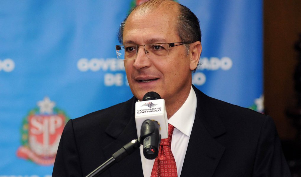 A rede de mobilização Minha Sampa publicou na internet uma petição para a criação da CPI que irá investigar o escândalo de corrupção e superfaturamento de compra de merenda escolar envolvendo a administração de Geraldo Alckmin (PSDB) e 22 prefeituras; uma página foi criada no Facebook para agregar mais participantes para a mobilização; "E aí, vamos engolir mais um crime contra a Educação? Tem gente na Assembléia Legislativa tendo pesadelos com a #CPIdaMerenda" diz o texto; "Não se rouba da boca de estudantes" (Foto: Leonardo Lucena) A rede de mobilização Minha Sampa publicou na internet uma petição para a criação da CPI que irá investigar o escândalo de corrupção e superfaturamento de compra de merenda escolar envolvendo a administração de Geraldo Alckmin (PSDB) e 22 prefeituras; uma página foi criada no Facebook para agregar mais participantes para a mobilização; "E aí, vamos engolir mais um crime contra a Educação? Tem gente na Assembléia Legislativa tendo pesadelos com a #CPIdaMerenda" diz o texto; "Não se rouba da boca de estudantes"