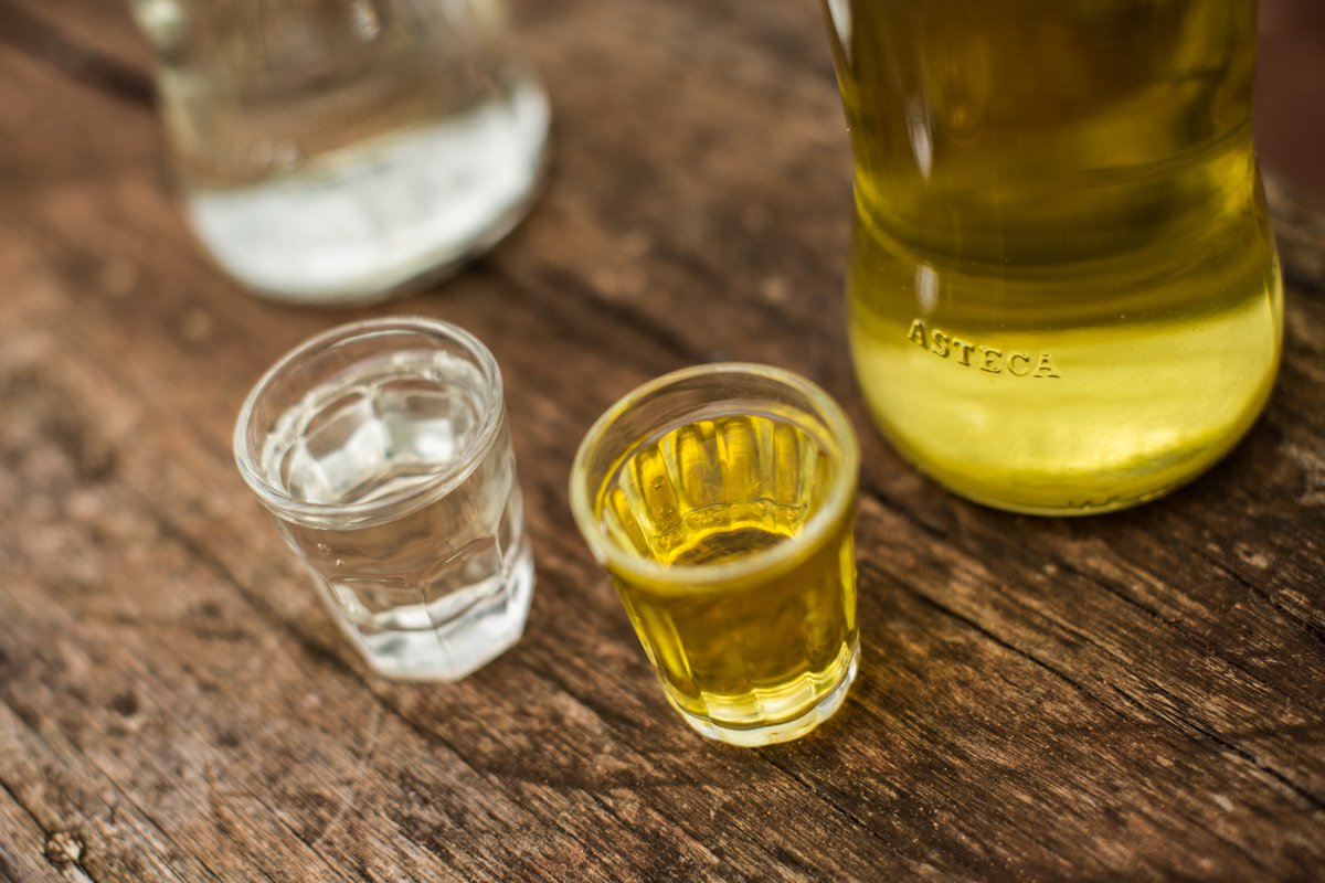 A reportagem lembra que, dentre as cinco melhores cachaças do país, três são mineiras; "A cachaça mineira está vencendo preconceitos e ganhando o rótulo de uma bebida fina, ligada à cultura de degustação, além de se associar com momentos de confraternização", informa o texto.
(Foto: Luis Mauro Queiroz) A reportagem lembra que, dentre as cinco melhores cachaças do país, três são mineiras; "A cachaça mineira está vencendo preconceitos e ganhando o rótulo de uma bebida fina, ligada à cultura de degustação, além de se associar com momentos de confraternização", informa o texto.