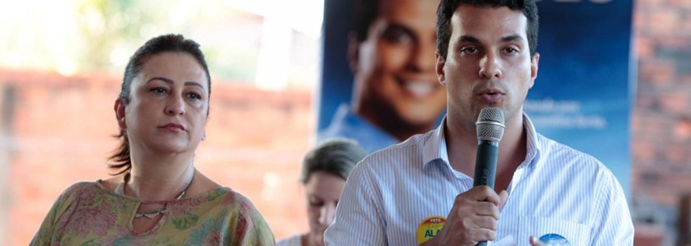 Ao saber que o filho, o deputado Irajá Abreu, era um dos parlamentares que não haviam registrado presença na sessão pela votação dos vetos de Dilma, a ministra da Agricultura, furiosa, ligou para ele, que respondeu estar seguindo o líder do PSD, Rogério Rosso; “Seu líder sou eu”, respondeu Kátia, ordenando que ele fosse marcar sua presença; ele obedeceu à mãe; segundo o colunista Ilimar Franco (Foto: Roberta Namour) Ao saber que o filho, o deputado Irajá Abreu, era um dos parlamentares que não haviam registrado presença na sessão pela votação dos vetos de Dilma, a ministra da Agricultura, furiosa, ligou para ele, que respondeu estar seguindo o líder do PSD, Rogério Rosso; “Seu líder sou eu”, respondeu Kátia, ordenando que ele fosse marcar sua presença; ele obedeceu à mãe; segundo o colunista Ilimar Franco