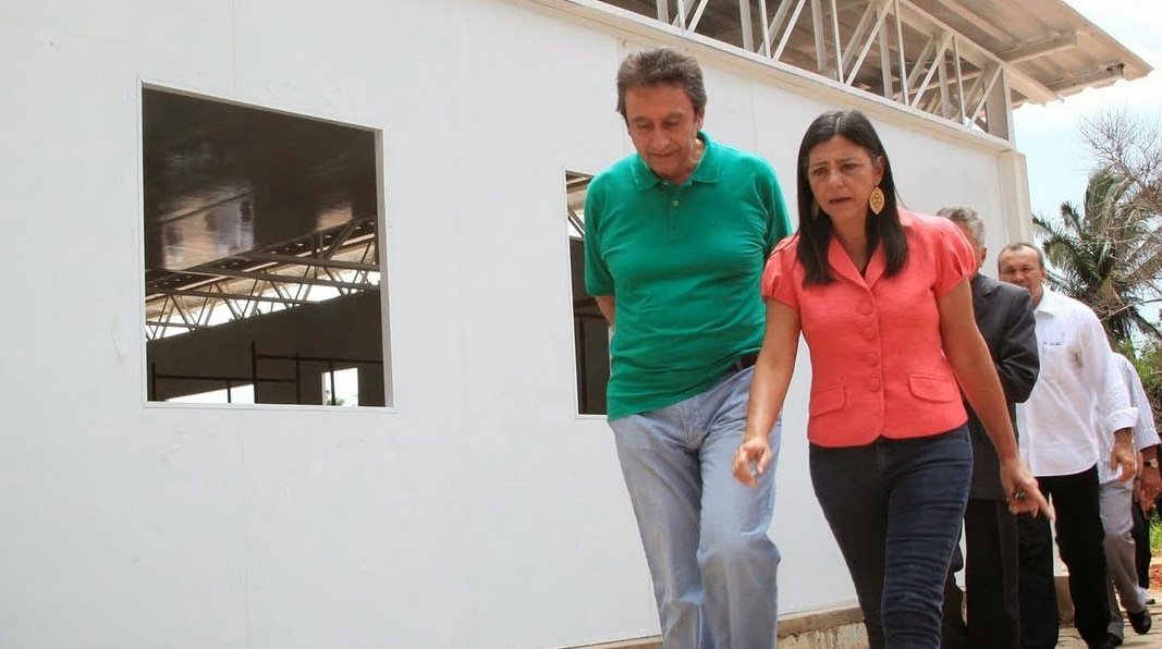 O Ministério Público (MP-MA) enviou à Justiça acusação contra Roseana Sarney, o seu cunhado e ex-secretário de saúde do Maranhão, Ricardo Murad, e outras 15 pessoas, dentre funcionários públicos e empreiteiros, por enriquecimento às custas das verbas da saúde pública, bem como para financiar as campanhas eleitorais da ex-governadora e do ex-secretário em 2010; segundo o MP, uma associação criminosa dilapidou recursos a partir do programa Saúde é Vida e por meio da construção de 64 hospitais, que consumiu entre 2009 e 2010, cerca de R$ 151 milhões; somados os crimes dos quis são acusados, dente eles, de fraude à licitação, contratos superfaturados, e associação criminosa, Roseana e Ricardo podem pegar até 29 anos de prisão (Foto: Leonardo Lucena) O Ministério Público (MP-MA) enviou à Justiça acusação contra Roseana Sarney, o seu cunhado e ex-secretário de saúde do Maranhão, Ricardo Murad, e outras 15 pessoas, dentre funcionários públicos e empreiteiros, por enriquecimento às custas das verbas da saúde pública, bem como para financiar as campanhas eleitorais da ex-governadora e do ex-secretário em 2010; segundo o MP, uma associação criminosa dilapidou recursos a partir do programa Saúde é Vida e por meio da construção de 64 hospitais, que consumiu entre 2009 e 2010, cerca de R$ 151 milhões; somados os crimes dos quis são acusados, dente eles, de fraude à licitação, contratos superfaturados, e associação criminosa, Roseana e Ricardo podem pegar até 29 anos de prisão