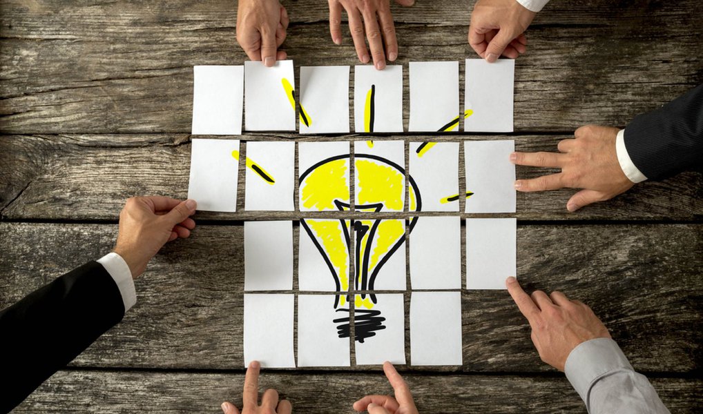Empreendedorismo anda lado a lado com termos como inovação, solução e pioneirismo; empreender é se jogar, é pensar fora da caixa e se aventurar por uma via que poucos tem coragem de enfrentar; procurar por padrões e desenhar conexões é um belíssimo jeito de traçar potenciais inovações; sabe aquele papo de “por que consertar se não está quebrado”? pois bem, empreendedores não esperam que as coisas se quebrem para que possam consertá-las; veja mais (Foto: Leonardo Lucena) Empreendedorismo anda lado a lado com termos como inovação, solução e pioneirismo; empreender é se jogar, é pensar fora da caixa e se aventurar por uma via que poucos tem coragem de enfrentar; procurar por padrões e desenhar conexões é um belíssimo jeito de traçar potenciais inovações; sabe aquele papo de “por que consertar se não está quebrado”? pois bem, empreendedores não esperam que as coisas se quebrem para que possam consertá-las; veja mais