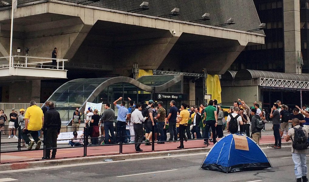 Um grupo de manifestantes pretende acampar na Avenida Paulista, em defesa do impeachment da presidente Dilma Rousseff; no início da manhã desta quinta (17) o grupo somava cerca de 50 pessoas; entretanto, ao longo do dia, o protesto foi crescendo; a Polícia Militar tentou negociar por diversas vezes com o grupo para que ao menos as faixas exclusivas de ônibus fossem liberadas, mas os manifestantes se negaram (Foto: Valter Lima) Um grupo de manifestantes pretende acampar na Avenida Paulista, em defesa do impeachment da presidente Dilma Rousseff; no início da manhã desta quinta (17) o grupo somava cerca de 50 pessoas; entretanto, ao longo do dia, o protesto foi crescendo; a Polícia Militar tentou negociar por diversas vezes com o grupo para que ao menos as faixas exclusivas de ônibus fossem liberadas, mas os manifestantes se negaram