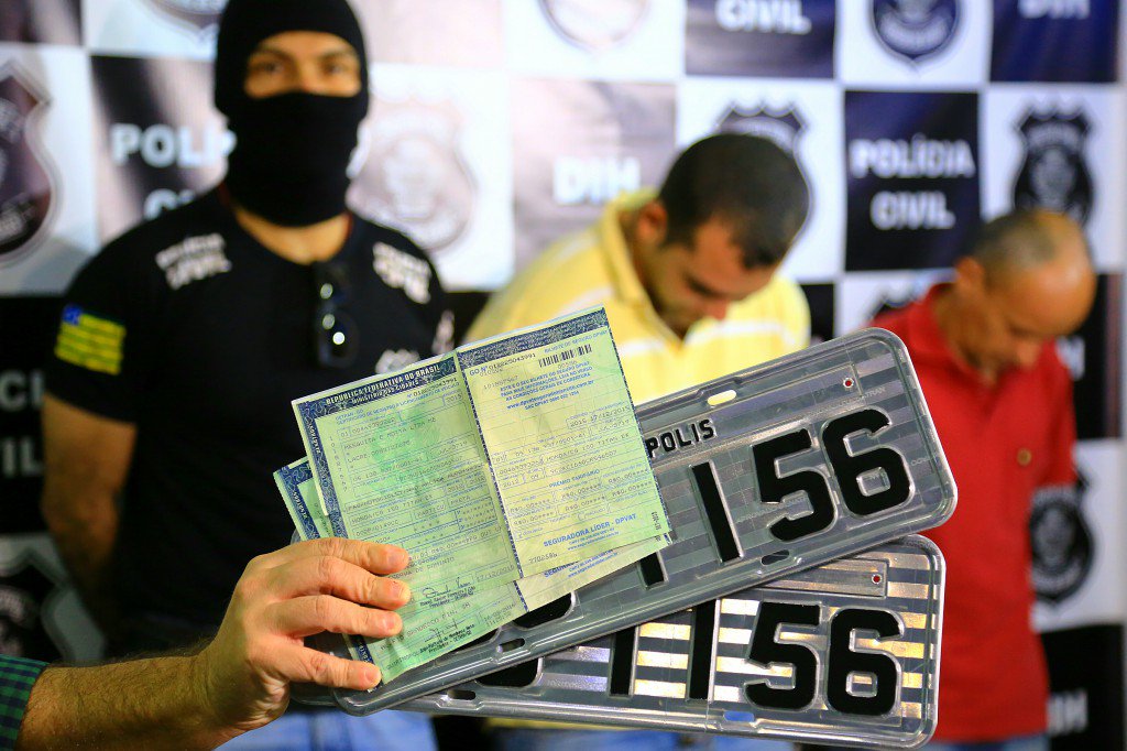 Polícia Civil prendeu dois integrantes de associação criminosa especializada em receptação qualificada, clonagem e distribuição de veículos roubados em Goiânia; na ação, foram detidos Iuri Lúcio Ramalho, de 27 anos, e Marco Antônio Pinheiro, 43, este último já com passagens por receptação; de acordo com as investigações, eles estão entre os líderes do grupo (Foto: José Barbacena) Polícia Civil prendeu dois integrantes de associação criminosa especializada em receptação qualificada, clonagem e distribuição de veículos roubados em Goiânia; na ação, foram detidos Iuri Lúcio Ramalho, de 27 anos, e Marco Antônio Pinheiro, 43, este último já com passagens por receptação; de acordo com as investigações, eles estão entre os líderes do grupo