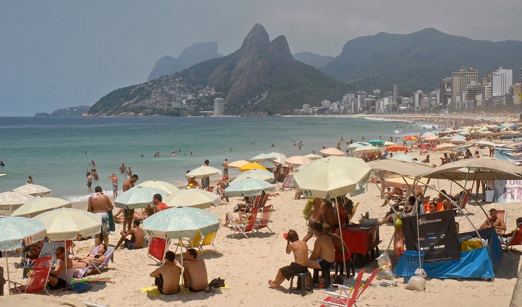 O Rio de Janeiro tem nesta sexta-feira 16 mais um dia de sol forte e temperatura elevada, com tempo abafado e termômetros podendo passar dos 40 graus Celsius; de acordo com o Inmet, os termômetros podem atingir 41ºC; para o fim de semana, a temperatura pode sofrer quedas bruscas de temperatura, ficando entre 10ºC e 12ºC (Foto: Gisele Federicce) O Rio de Janeiro tem nesta sexta-feira 16 mais um dia de sol forte e temperatura elevada, com tempo abafado e termômetros podendo passar dos 40 graus Celsius; de acordo com o Inmet, os termômetros podem atingir 41ºC; para o fim de semana, a temperatura pode sofrer quedas bruscas de temperatura, ficando entre 10ºC e 12ºC