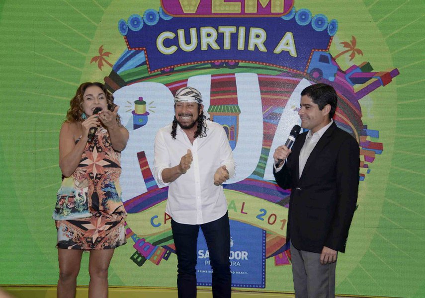 Em entrevista coletiva no Hotel Renaissance, em São Paulo-SP, nesta quinta-feira (26), o prefeito ACM Neto disse que o Carnaval de Salvador 2016 vai gerar 250 mil empregos diretos e indiretos, movimentar cerca de R$ 1,5 bilhão na economia e R$ 60 milhões em mídia espontânea para a cidade, com expectativa de receber 700 mil visitantes e com 685 atrações nas ruas; "Temos um excelente produto que está novamente repleto de novidades para todos os gostos e que vai ajudar Salvador a enfrentar essa crise nacional, que também atinge a cidade. Por isso, apostamos em um grande Réveillon e em um grande Carnaval, porque essas festas representam elementos econômicos importantes para Salvador", disse ACM (Foto: Romulo Faro) Em entrevista coletiva no Hotel Renaissance, em São Paulo-SP, nesta quinta-feira (26), o prefeito ACM Neto disse que o Carnaval de Salvador 2016 vai gerar 250 mil empregos diretos e indiretos, movimentar cerca de R$ 1,5 bilhão na economia e R$ 60 milhões em mídia espontânea para a cidade, com expectativa de receber 700 mil visitantes e com 685 atrações nas ruas; "Temos um excelente produto que está novamente repleto de novidades para todos os gostos e que vai ajudar Salvador a enfrentar essa crise nacional, que também atinge a cidade. Por isso, apostamos em um grande Réveillon e em um grande Carnaval, porque essas festas representam elementos econômicos importantes para Salvador", disse ACM