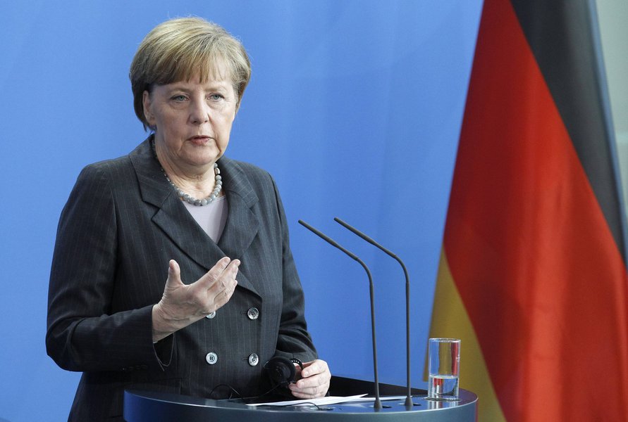 A chanceler alemã, Angela Merkel, disse neste domingo que não aprova "zonas seguras" clássicas na Síria que teriam de ser protegidas por forças estrangeiras, mas acredita que as negociações de paz em Genebra poderiam chegar a um acordo sobre áreas onde refugiados sírios poderiam se sentir a salvo de bombardeios; "Eu acredito que, se você tivesse seguido o que eu disse ontem, na Turquia, é algo que tem de sair das conversações de paz de Genebra; não se trata de zonas seguras clássicos" (Foto: Romulo Faro) A chanceler alemã, Angela Merkel, disse neste domingo que não aprova "zonas seguras" clássicas na Síria que teriam de ser protegidas por forças estrangeiras, mas acredita que as negociações de paz em Genebra poderiam chegar a um acordo sobre áreas onde refugiados sírios poderiam se sentir a salvo de bombardeios; "Eu acredito que, se você tivesse seguido o que eu disse ontem, na Turquia, é algo que tem de sair das conversações de paz de Genebra; não se trata de zonas seguras clássicos"