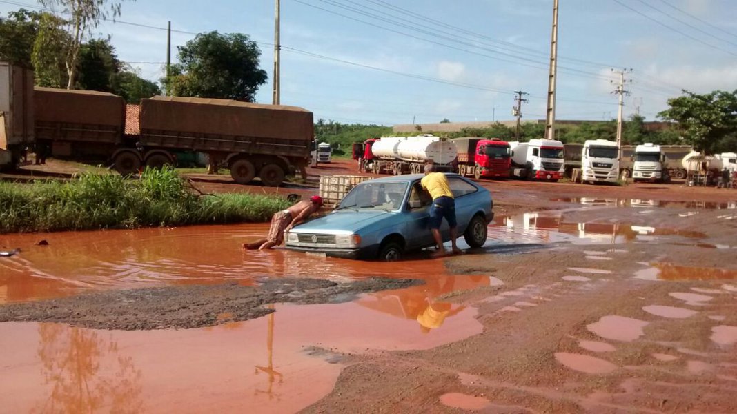 As condições da BR-135, única rodovia que dá acesso a São Luís, e que causou repercussão nacional, motivou o diretor-geral do Departamento Nacional de Infraestrutura de Transportes (DNIT), Valter Casimiro Silveira, a fazer uma visita as obras de recuperação; na capital do Maranhão ele também teve um encontro com deputados estaduais e membros da bancada federal (Foto: Voney Malta) As condições da BR-135, única rodovia que dá acesso a São Luís, e que causou repercussão nacional, motivou o diretor-geral do Departamento Nacional de Infraestrutura de Transportes (DNIT), Valter Casimiro Silveira, a fazer uma visita as obras de recuperação; na capital do Maranhão ele também teve um encontro com deputados estaduais e membros da bancada federal