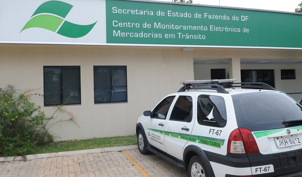 Cortar gastos e buscar fontes extraordinárias de arrecadação fazem parte do esforço do governo do Distrito Federal no enfrentamento da crise financeira pela qual passa o DF; paralelamente, outras importantes medidas contribuem para evitar a perda de recursos; a modernização do sistema de tecnologia da Secretaria de Fazenda, por exemplo, fez o governo identificar, em 2015, um montante de R$ 460 milhões em tributos não registrados; o valor é 293% maior do que de 2014 (R$ 117 milhões); a diferença em relação a 2013 chega a 995% (R$ 42 milhões) (Foto: Leonardo Lucena) Cortar gastos e buscar fontes extraordinárias de arrecadação fazem parte do esforço do governo do Distrito Federal no enfrentamento da crise financeira pela qual passa o DF; paralelamente, outras importantes medidas contribuem para evitar a perda de recursos; a modernização do sistema de tecnologia da Secretaria de Fazenda, por exemplo, fez o governo identificar, em 2015, um montante de R$ 460 milhões em tributos não registrados; o valor é 293% maior do que de 2014 (R$ 117 milhões); a diferença em relação a 2013 chega a 995% (R$ 42 milhões)