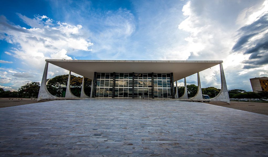Governadores de estados endividados e o ministro da Fazenda, Nelson Barbosa, participaram de uma reunião no Supremo Tribunal Federal (STF); no encontro intermediado pelo ministro do STF Edson Fachin estaduais defendeream que as dívidas utilizem em sua composição o sistema de juros simples; governo federal alega que o correto é o uso de juros compostos como no sistema financeiro sob o rico de comprometer a meta fiscal (Foto: Paulo Emílio) Governadores de estados endividados e o ministro da Fazenda, Nelson Barbosa, participaram de uma reunião no Supremo Tribunal Federal (STF); no encontro intermediado pelo ministro do STF Edson Fachin estaduais defendeream que as dívidas utilizem em sua composição o sistema de juros simples; governo federal alega que o correto é o uso de juros compostos como no sistema financeiro sob o rico de comprometer a meta fiscal